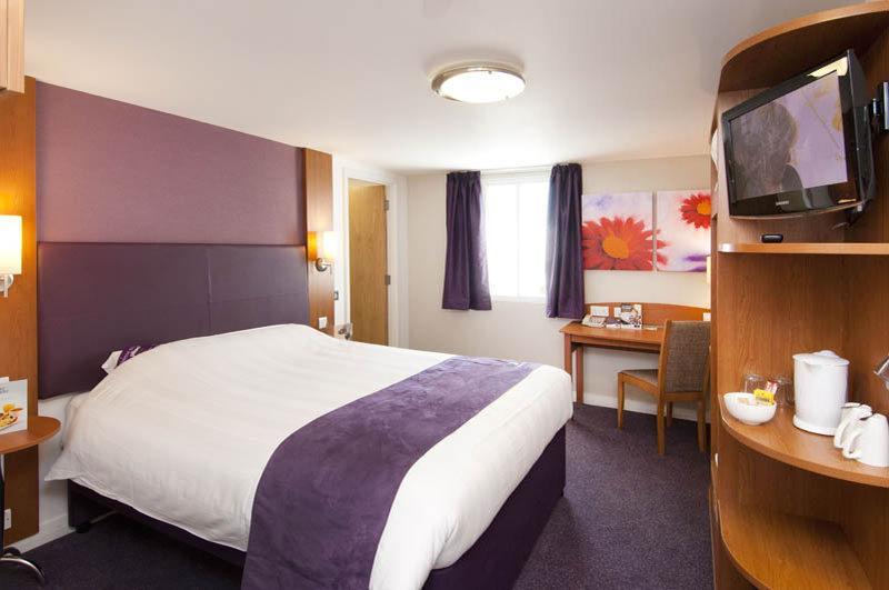 Premier Inn Taunton Central Eksteriør billede