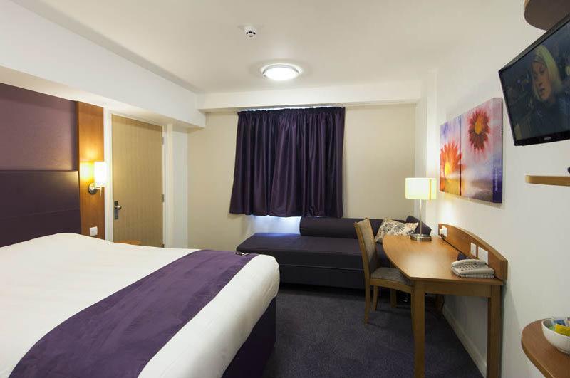 Premier Inn Taunton Central Eksteriør billede